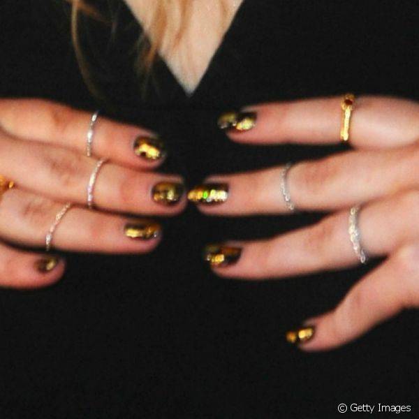 Para prestigiar o Brit Awards 2014, a cantora Ella Henderson optou pela nail art marmorizada